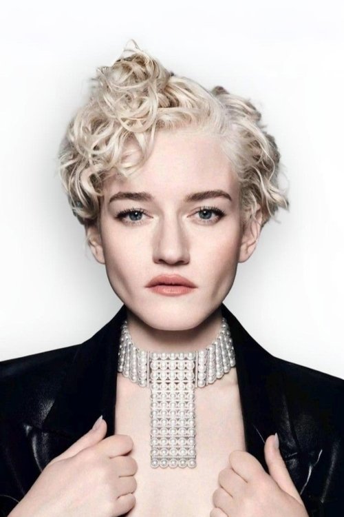 Photo of Julia Garner