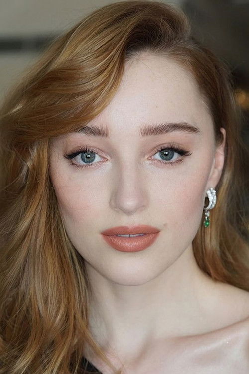 Photo of Phoebe Dynevor