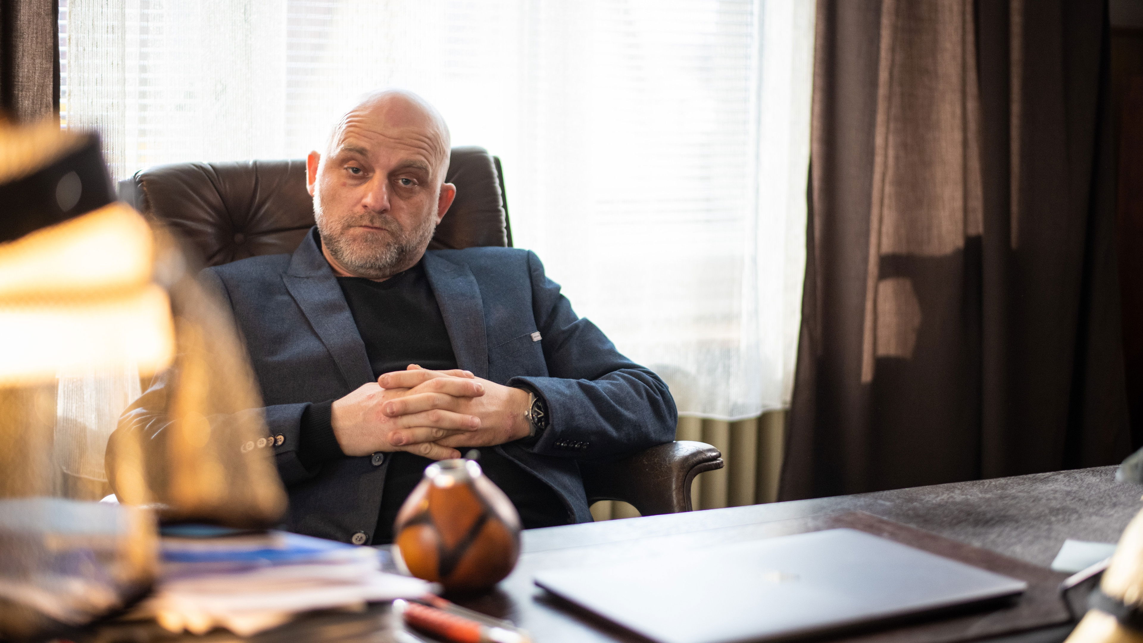 Backdrop for Za oponou