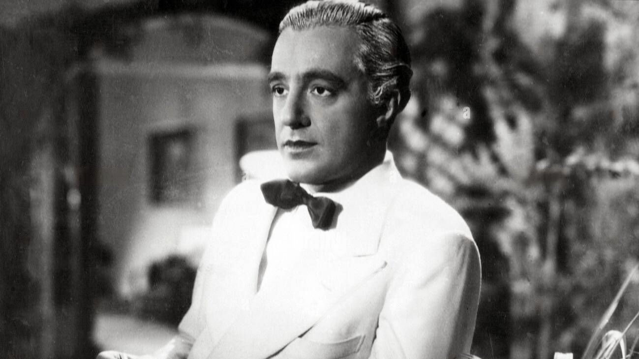 Backdrop for Ai vostri ordini, signora...