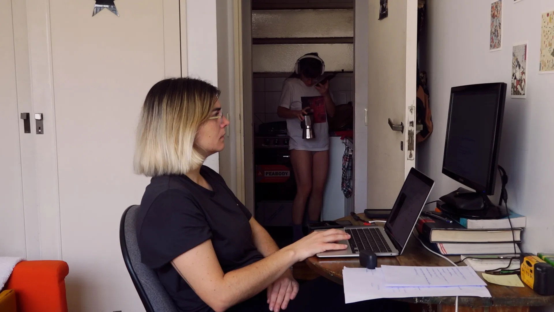 Backdrop for Una trabaja, la otra no