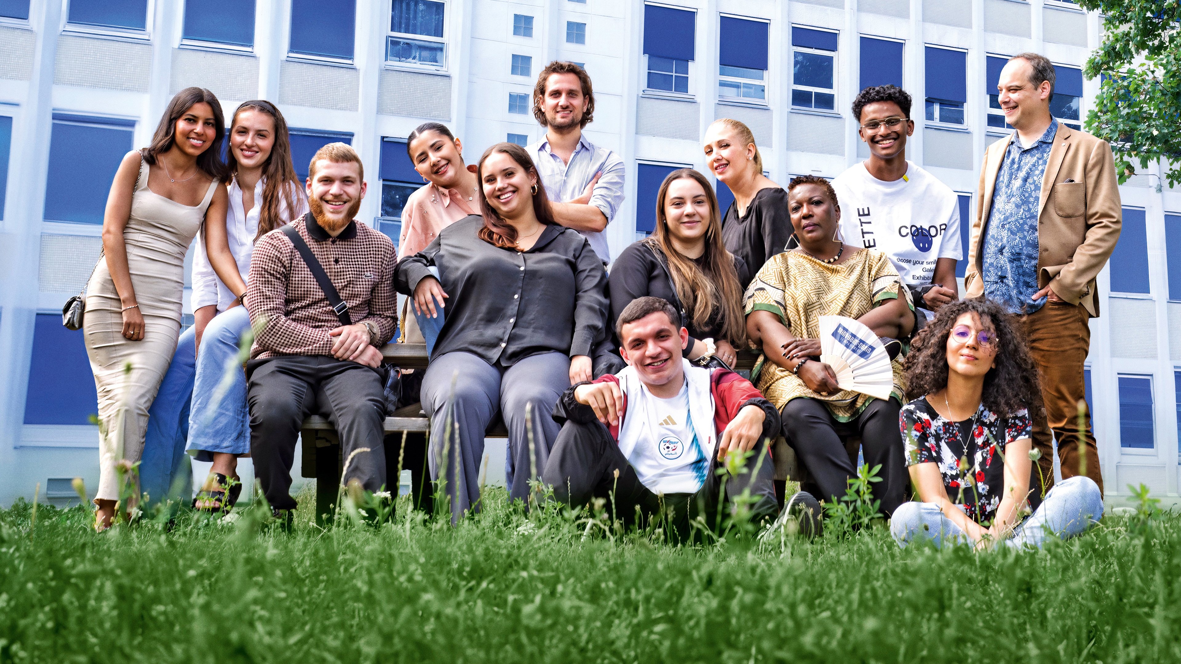 Backdrop for Le monde est à eux