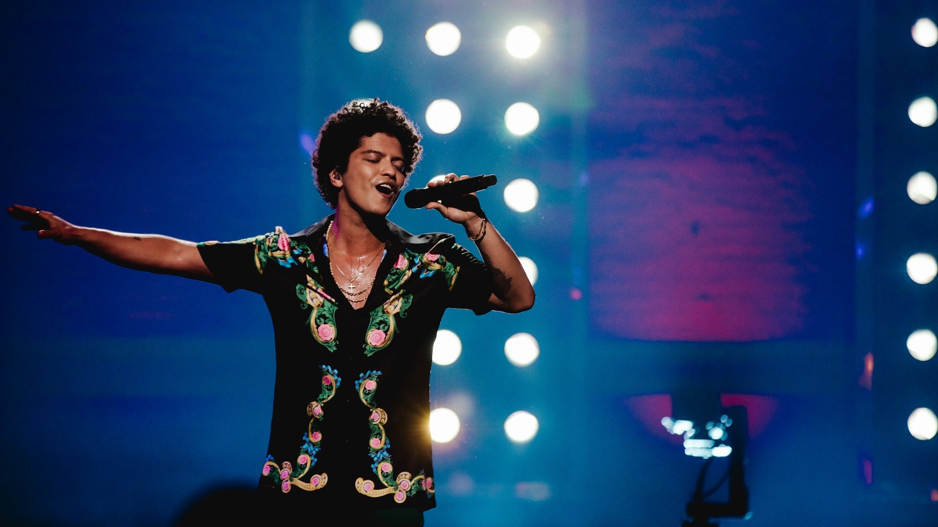 Backdrop for Bruno Mars: 24K Magic Live at the Apollo
