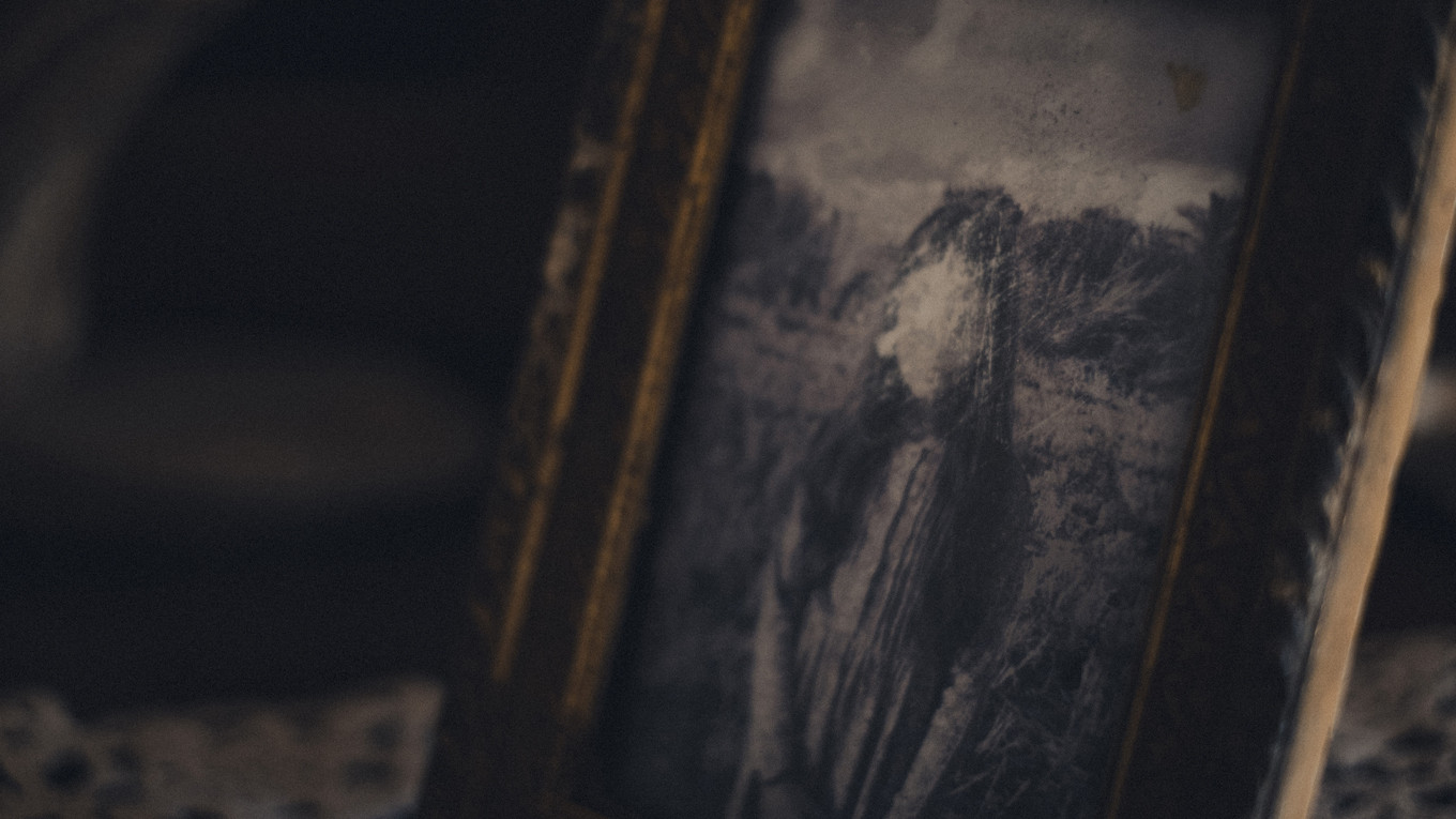 Backdrop for Sucesión