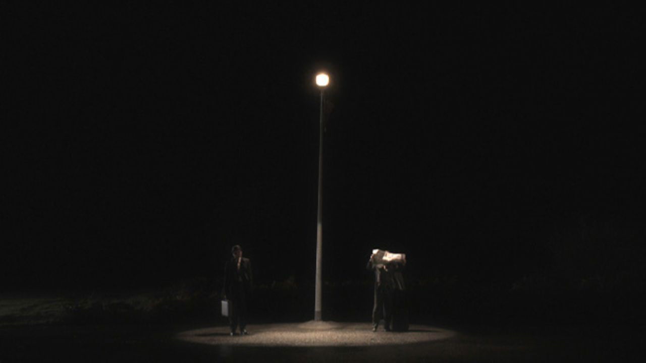 Backdrop for À minuit, ici tout s'arrête