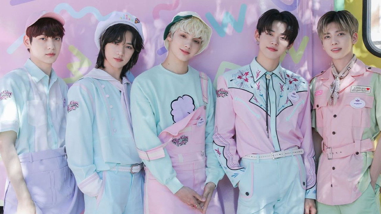 Backdrop for TOMORROW X TOGETHER 2022 SEASON'S GREETINGS