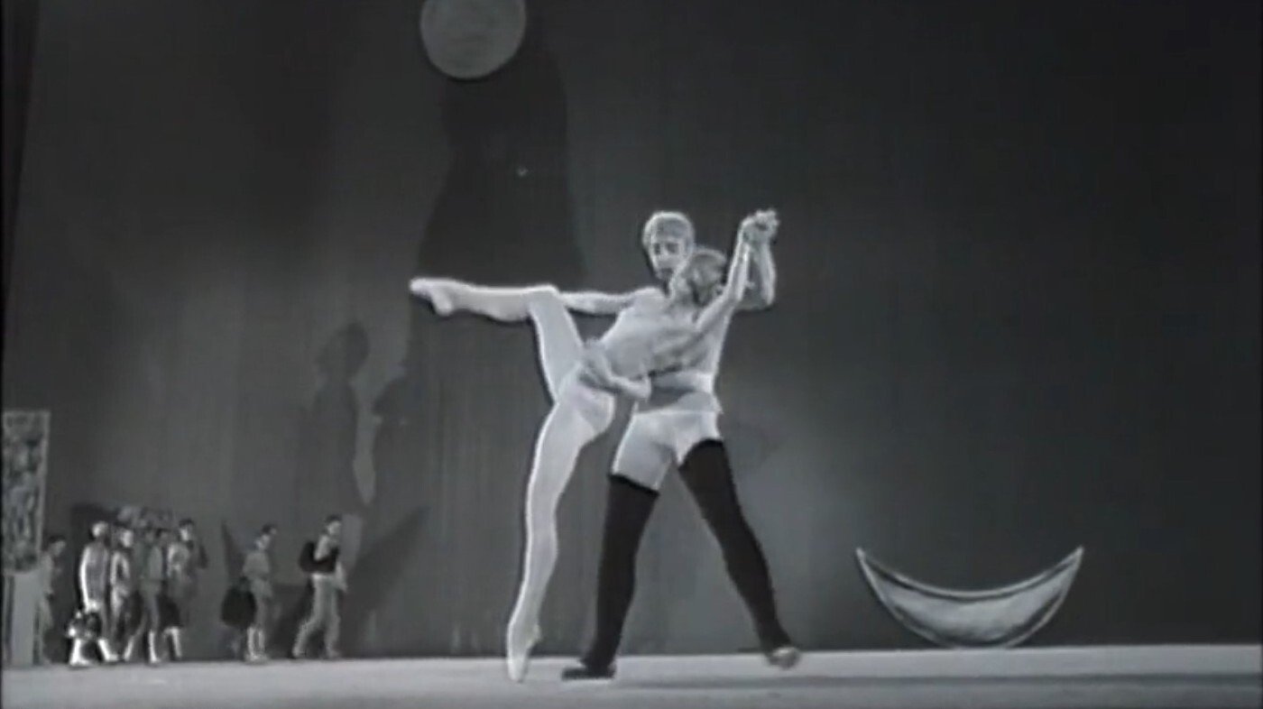 Backdrop for L'Âge heureux