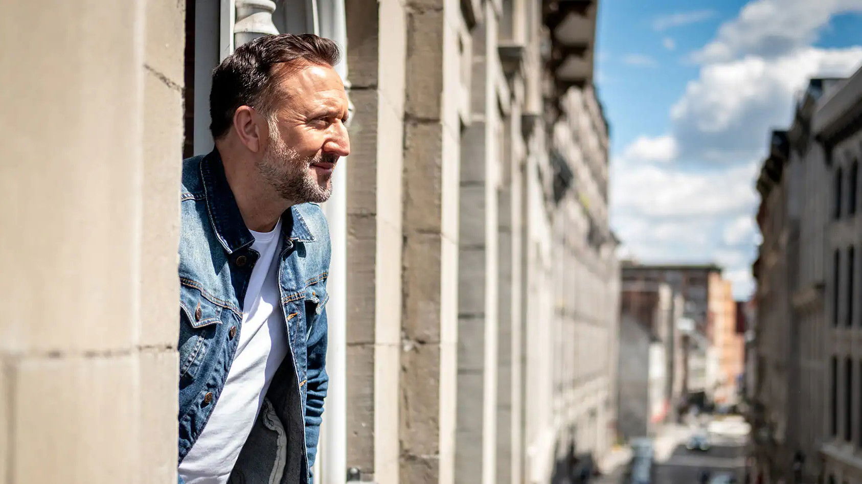 Backdrop for Dans le passeport de...