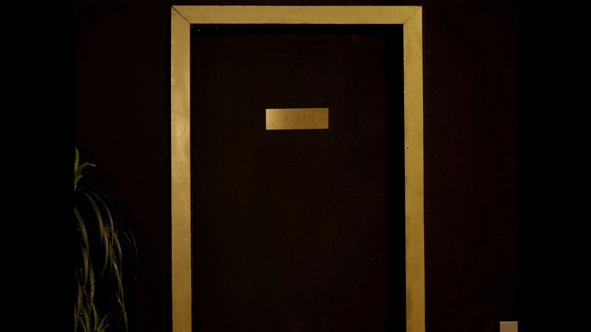 Backdrop for O Além da Porta