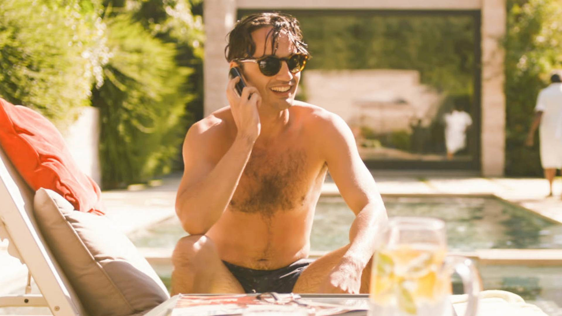 Backdrop for Casi famoso