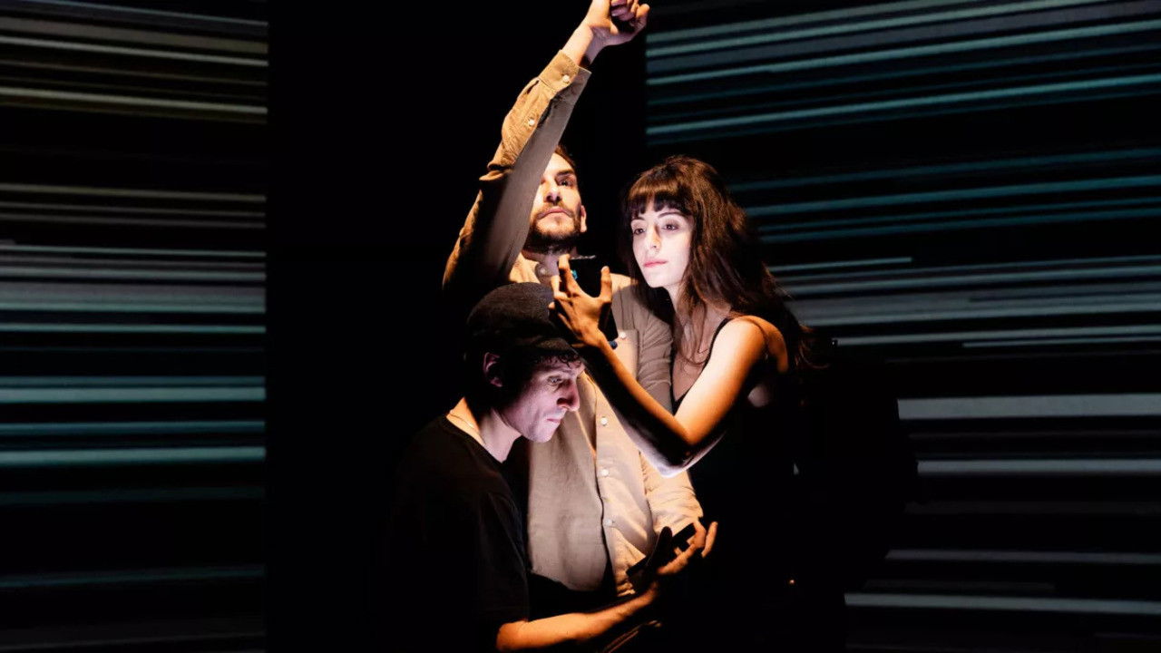 Backdrop for Coupures