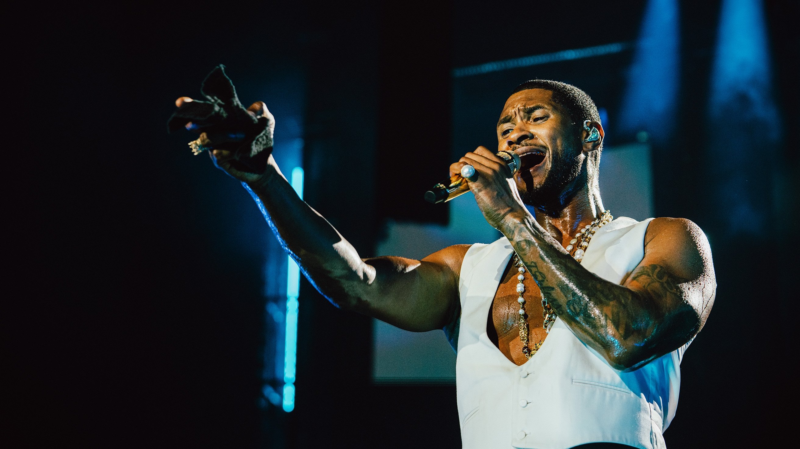 Backdrop for USHER: Rendezvous in Paris