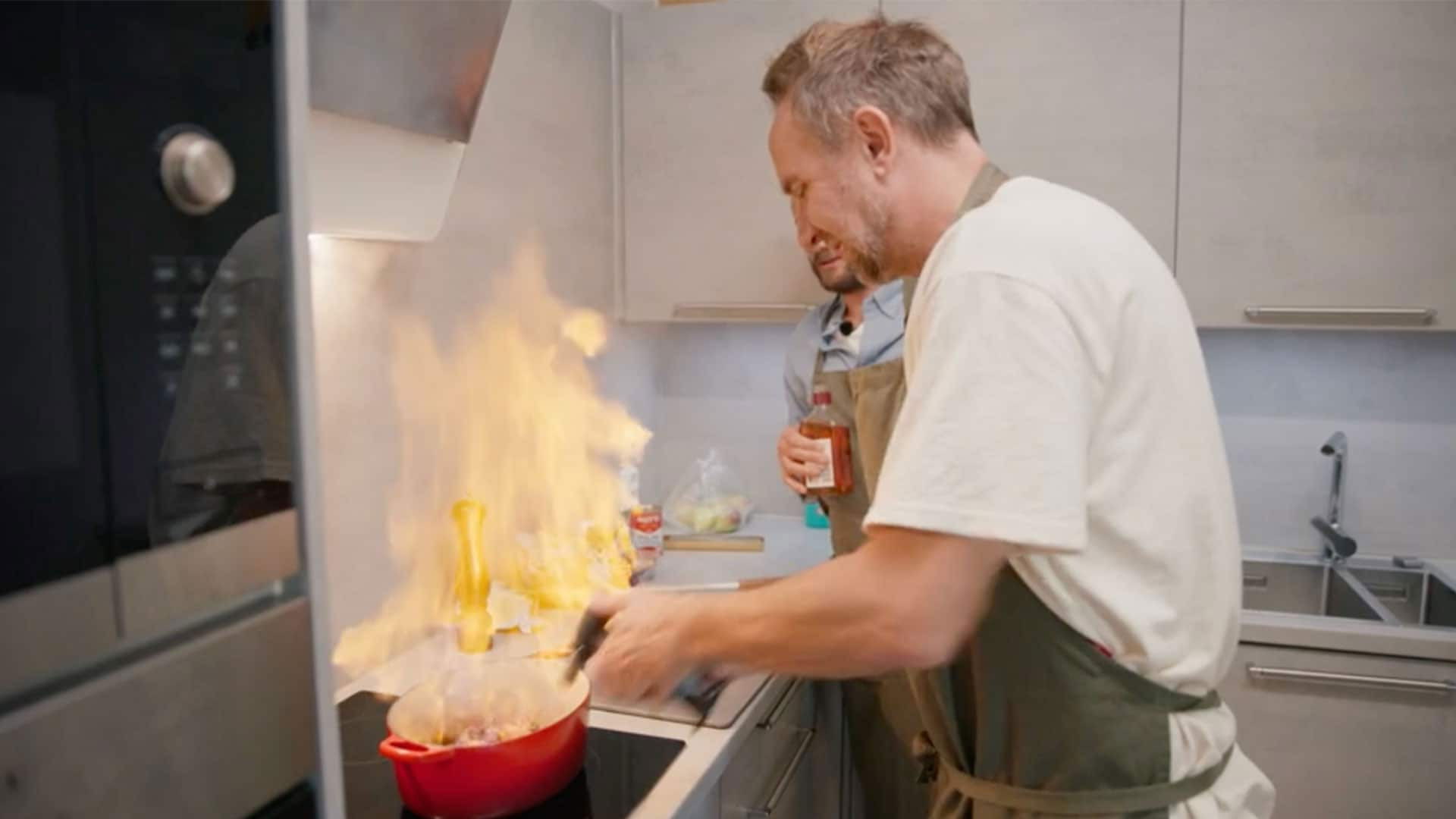 Backdrop for Kjartan rydder opp - hjemme