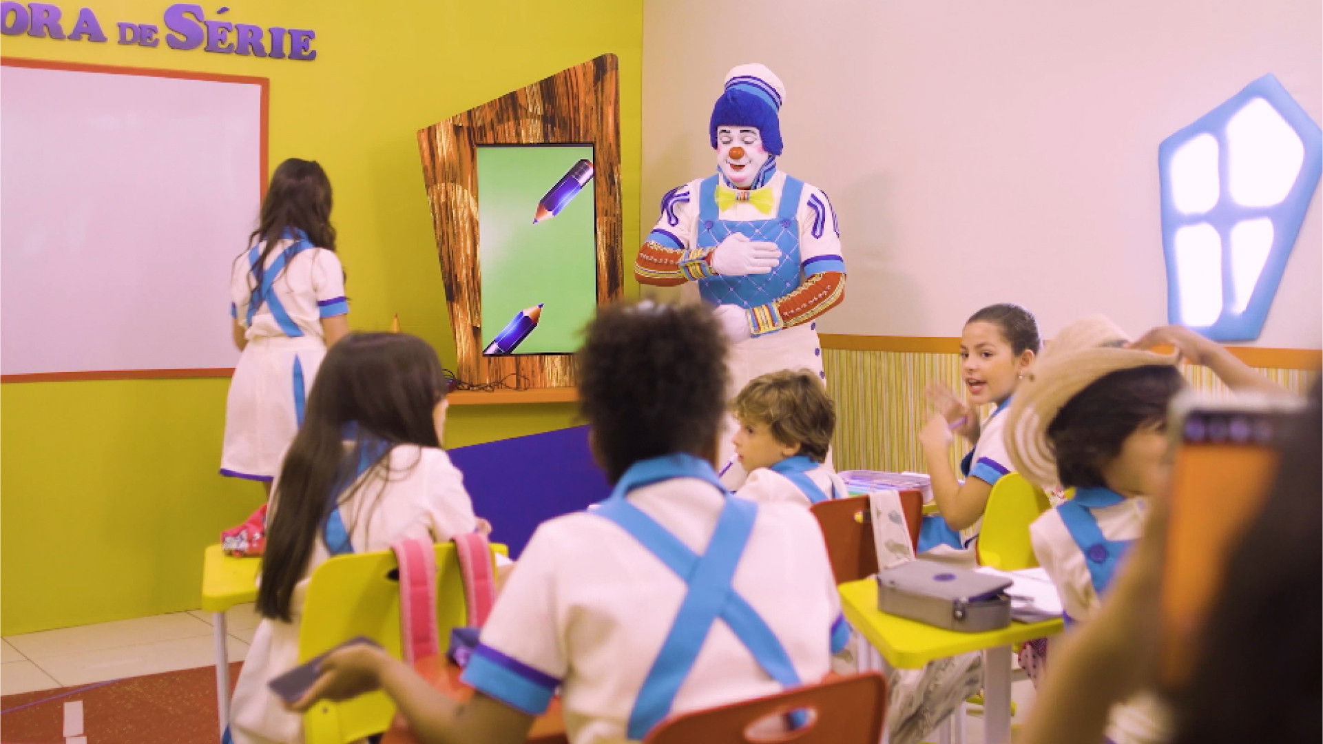 Backdrop for Uma Escola Fora de Série