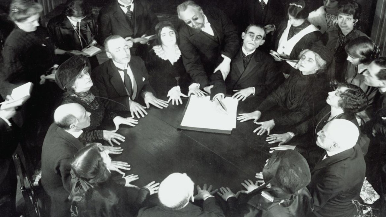 Backdrop for Spiritisten