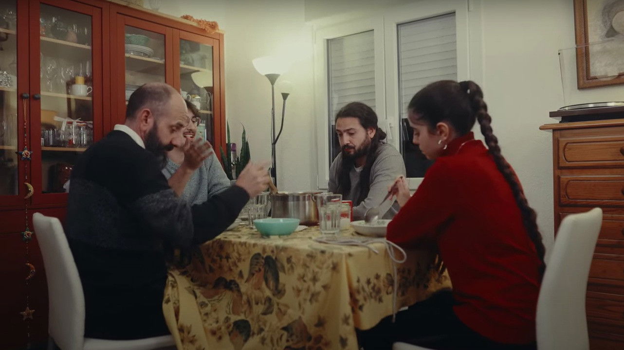 Backdrop for Como si con la comida se pudiera repartir cariño