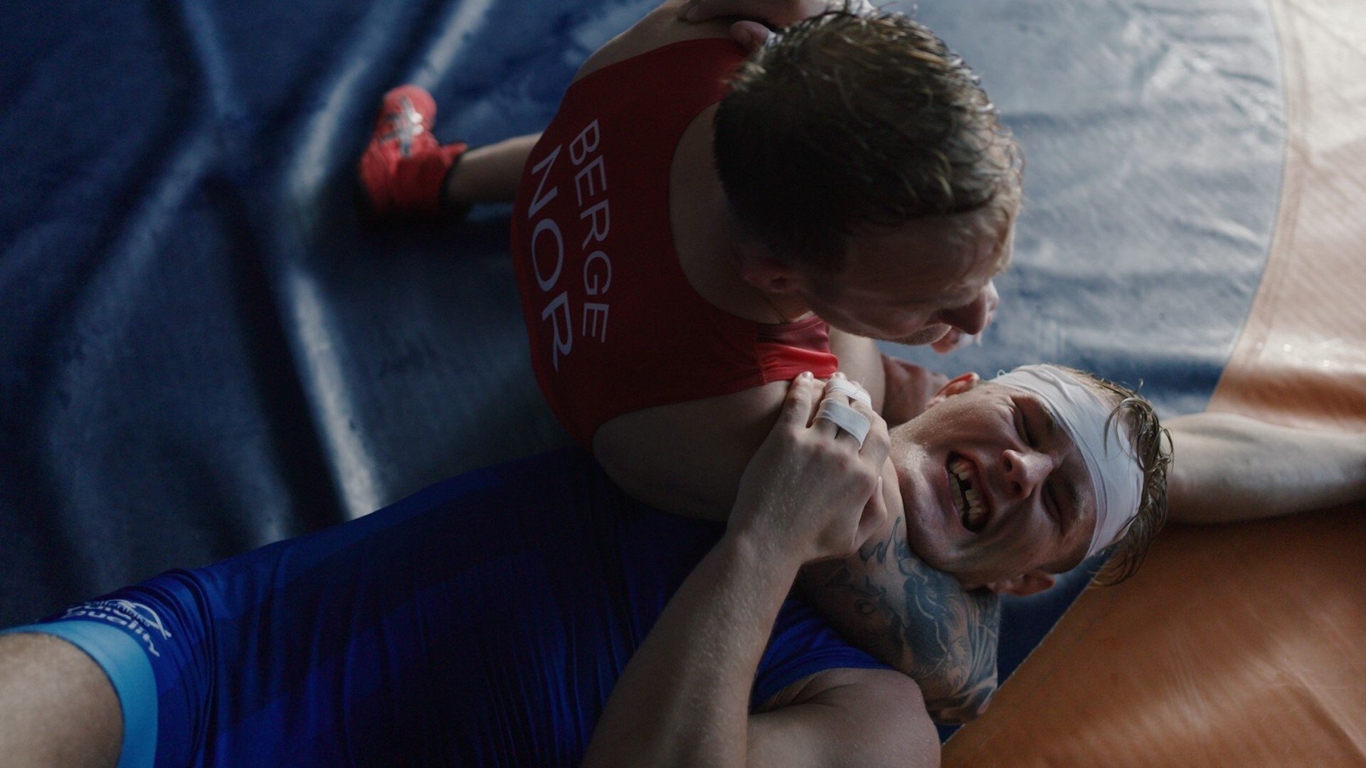 Backdrop for Hodet i klemme