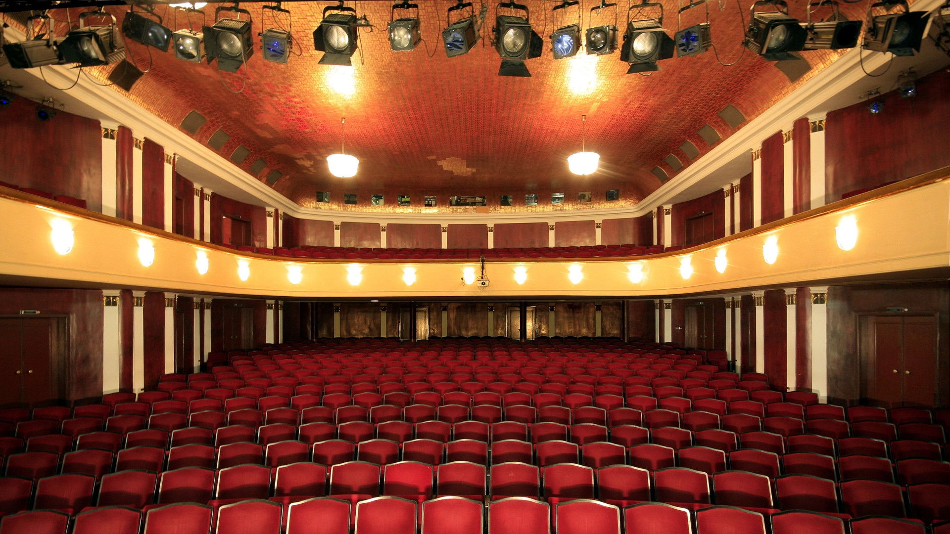 Backdrop for Fünf Im Doppelzimmer