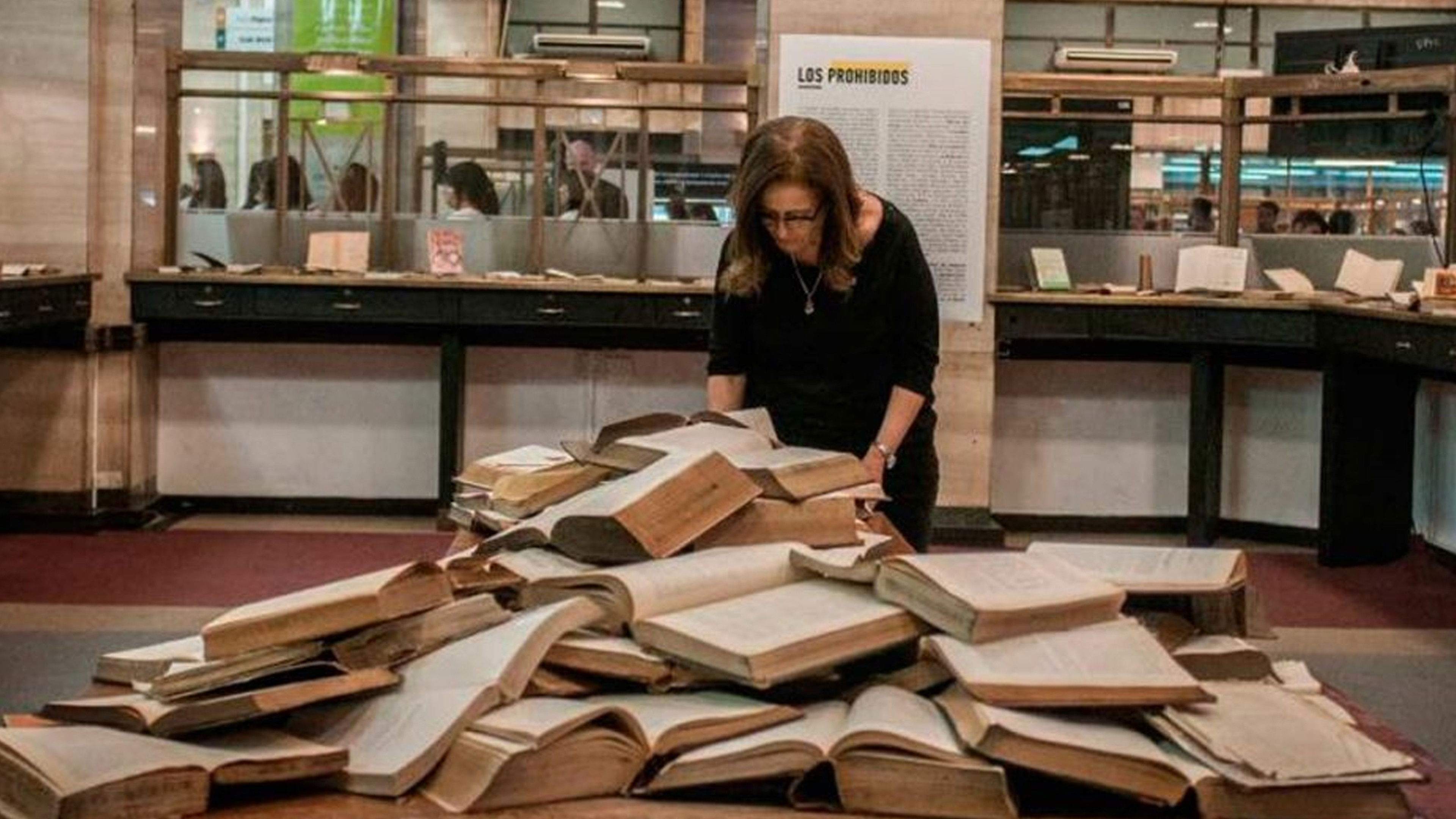 Backdrop for Los prohibidos