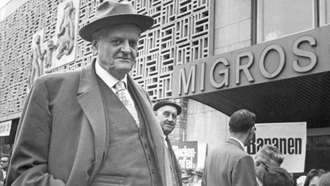 Backdrop for Dutti der Riese