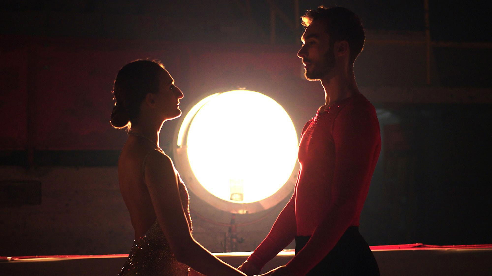 Backdrop for Le couple de feu