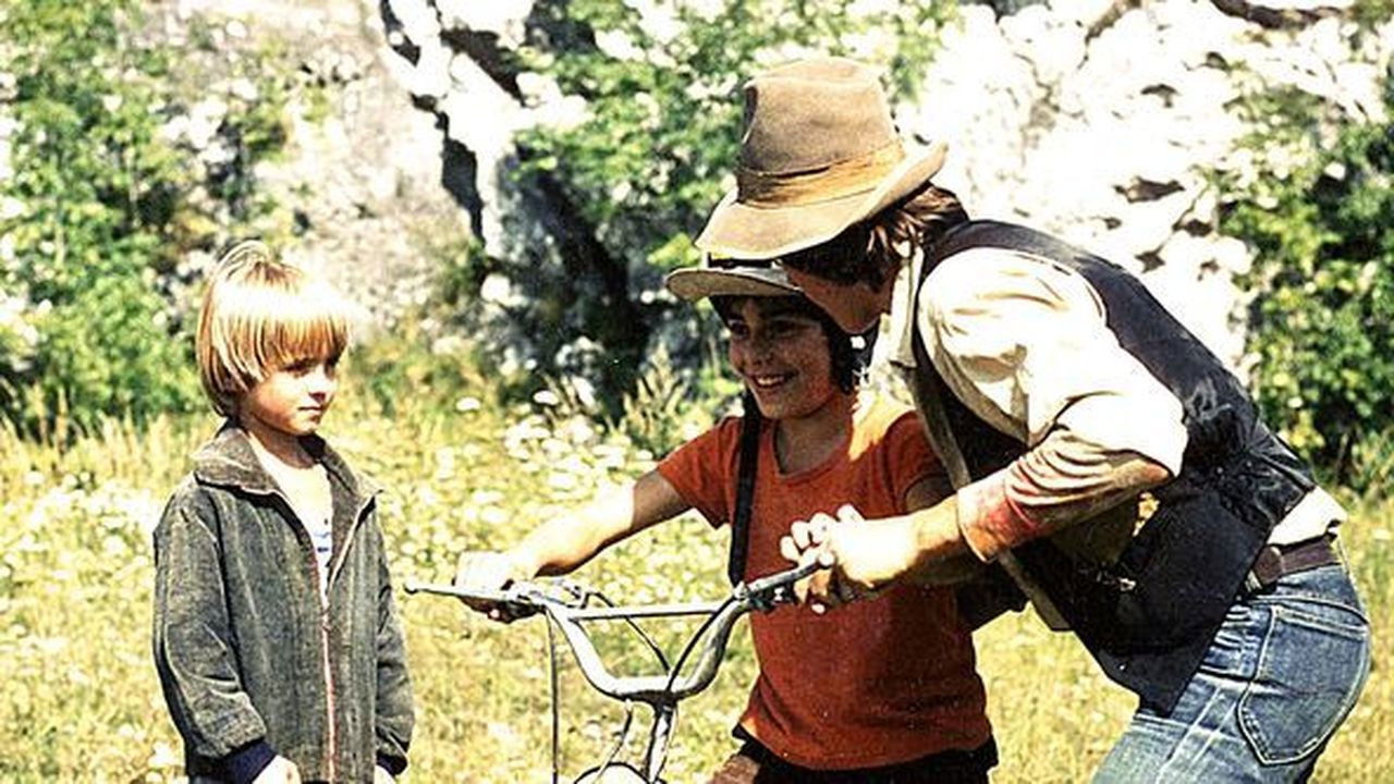 Backdrop for Men Don't Cry