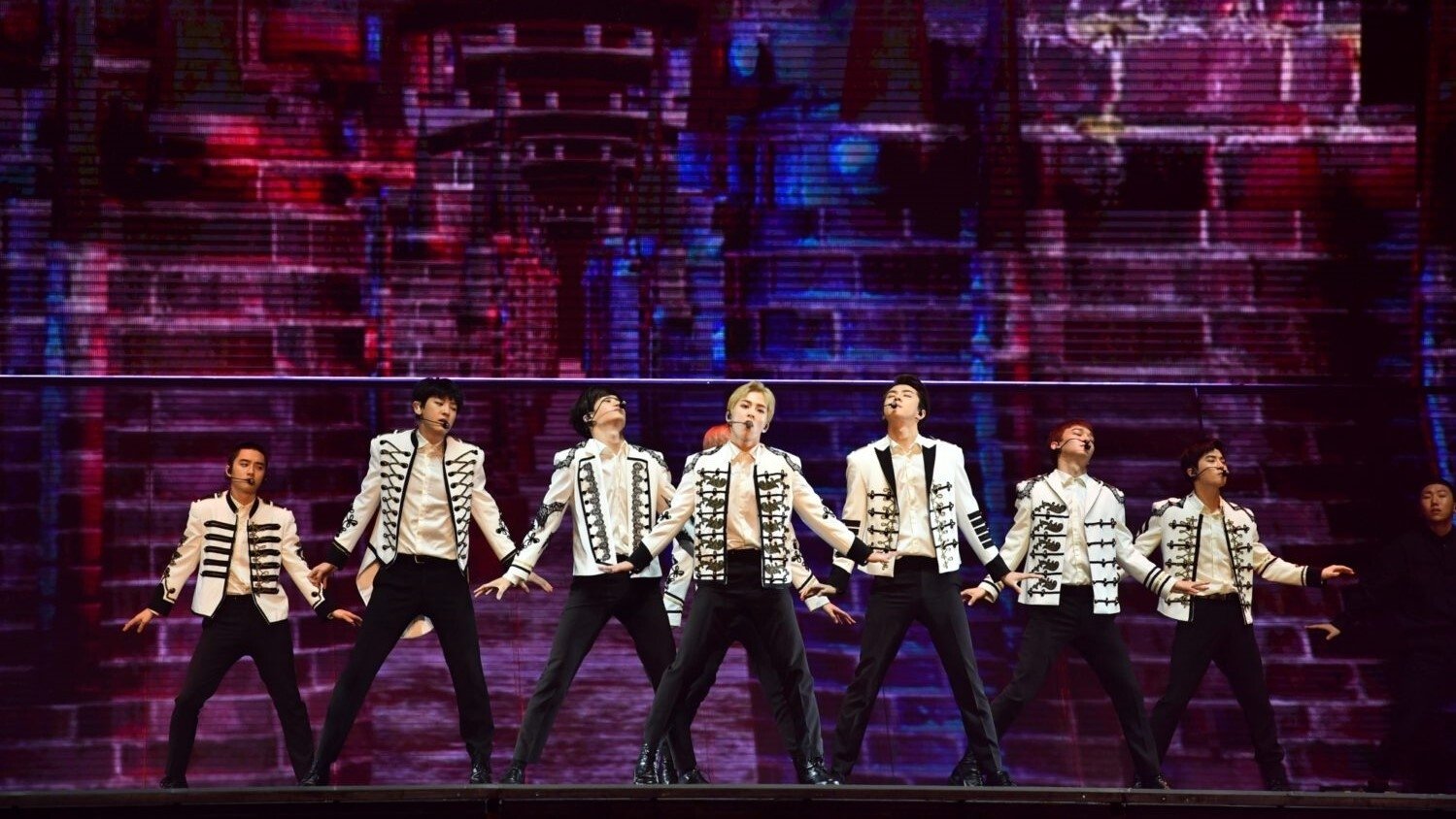 Backdrop for EXO Planet #4 The EℓyXiOn In Japan