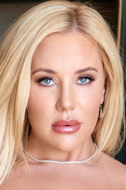 Photo of Savannah Bond