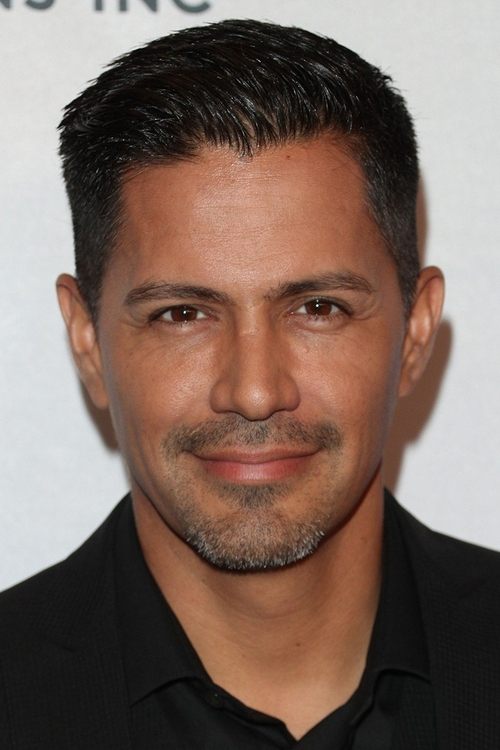 Photo of Jay Hernandez