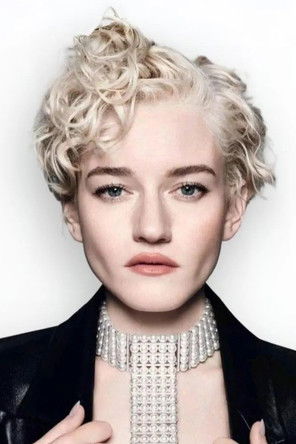Photo of Julia Garner