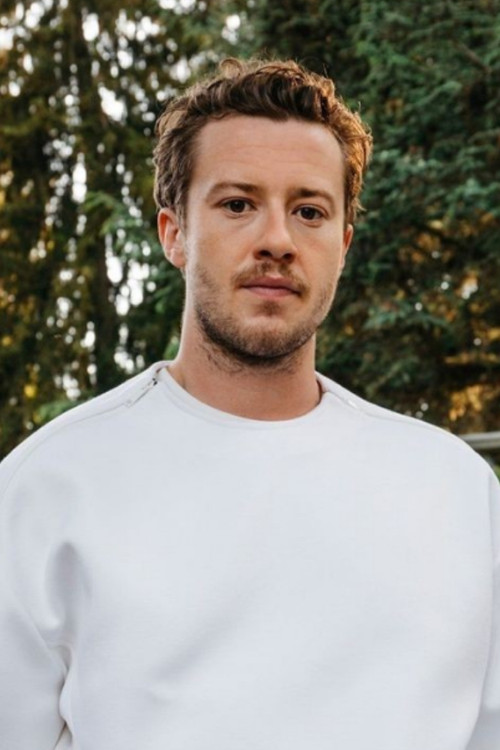 Photo of Joseph Quinn